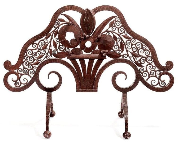 Dans le goût d'Edgar BRANDT (1880-1960)
Pare-feu en ailes de papillon, les pieds, en volute, terminés par une sphère. Épreuve réalisée en fer forgé et patiné. Décor central de fleurs stylisées en bouquet. Circa 1925. 48 x 66 x 28 cm