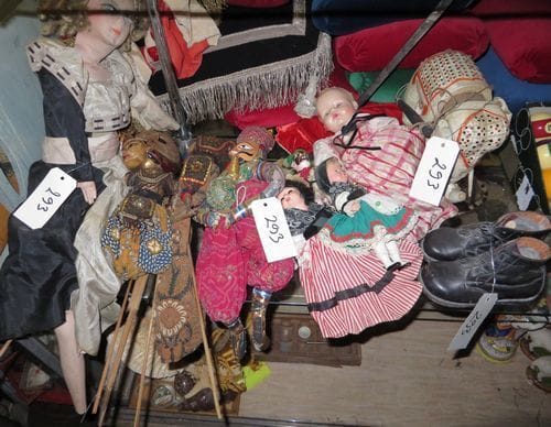 Lot de poupées et marionnettes dont 3 marionnettes indiennes, un éléphant articulé, un poupon avec yeux mobiles et une paire de chaussures d'enfant en cuir.