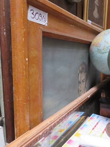 Miroir et 2 huiles sur toile : portrait de Jean Marais et tête d'enfant sur piédouche.
