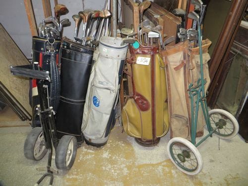 Important lot de clubs de golf, vieux modèles (6 sacoches). On joint deux chariots.