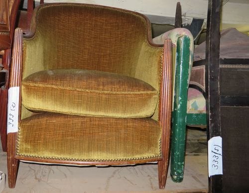 2 paires de bergères, une en bois naturel et une laquée vert, et une chaise laquée noire.