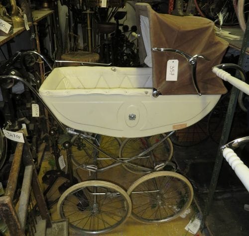 Landau en plastique beige et toiture marron "Dieu et mon droit (?)"