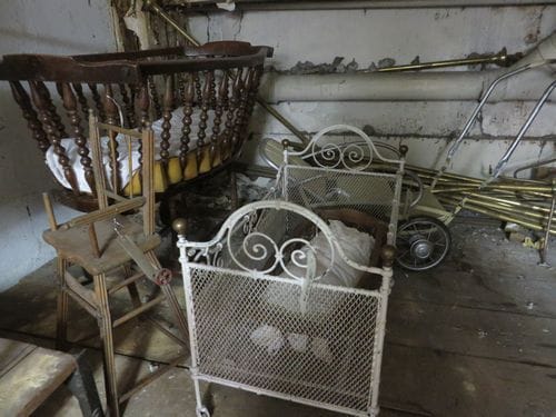 Lot comprenant 2 berceaux en bois, une chaise poupée, un petit lit en fer blanc et un landau des années 1950. On y joint un landau en fer. 