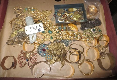 Fort lot de bijoux fantaisies et fibules à l'Antique (Egypte, Romain).