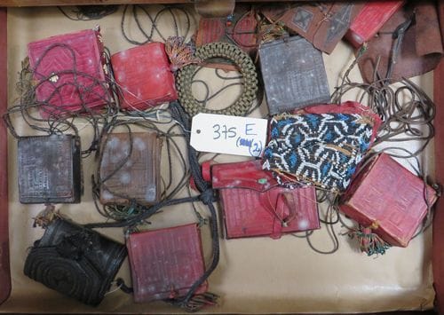 Lot comprenant des petites sacoches bandoulières en cuir et des caches-seins en laiton et strass.