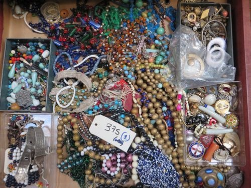 Fort lot de bijoux fantaisies, collier, broches, perles, fibules, épingles à chapeaux. 