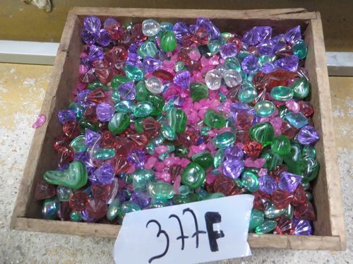 Très fort lot de fausses pierreries en plastique et en verre de diverses couleurs.