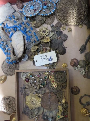 Fort lot de bijoux et accessoires fantaisies pour le théâtre : boutons, perles, manivelles, rubans, sequins, perles pour vêtements, nacre, coquillages, pierres fantaisies.