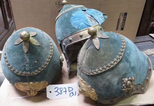 Lot de 3 coiffes militaires en velours vert pour théatre ou cinéma.