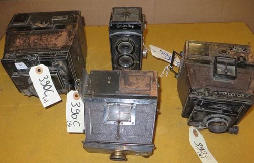 Lot de 4 appareils-photos : 1 ROLLEIFLEX, 1 GAUMONT, 1 THE SELF WORKER, 1 DECAUX.
