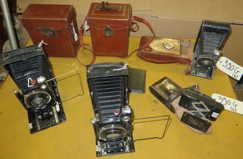 Lot de 4 appareils-photos avec étui en cuir : 1 ZEISS IKON, 1 de type ZEISS, 2 KODAK.