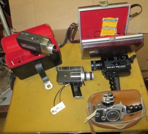 Lot de 4 caméras : 1 BELL & HOWELL, 1 CANON, 2 BOLEX avec étui.