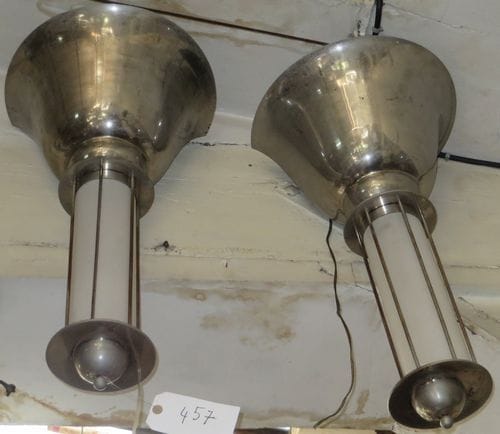 Paire d'appliques en métal nické et verre poli. 