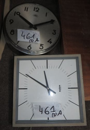 Lot de 2 horloges. On y joint une horloge de gare BRILLIE