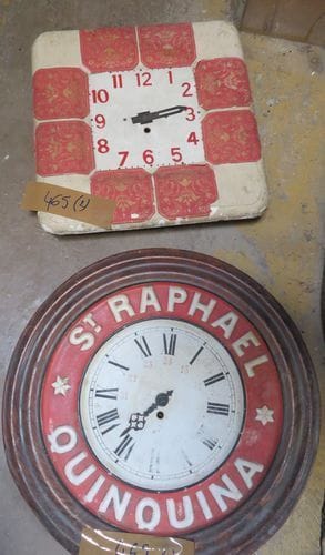 Lot de 2 horloges en tôle. L'une Saint Raphaël, Quinquina. 
