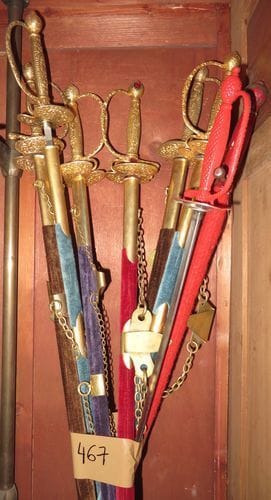 Lot de 8 pièces d'épées fantaisies, fourreaux en velours et 2 épées de picador. 