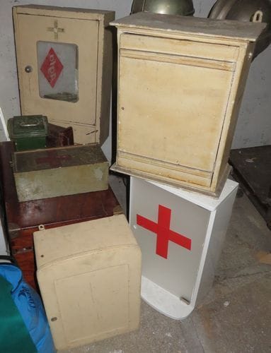 Lot d'armoires à pharmacie (métal, bois, plastique) et tronc à aumône. (7 pièces)