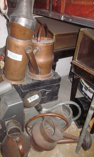 Lot de gros pichets, cuvettes et arrosoirs en cuivre et zinc.