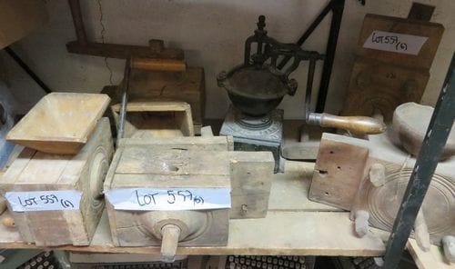 Lot de 5 moulins à céréales en bois. On y joint un moulin café de comptoir Peugeot.
