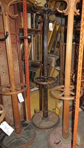 Lot de 4 porte-manteaux, porte-parapluies en bois, bacs en zinc.