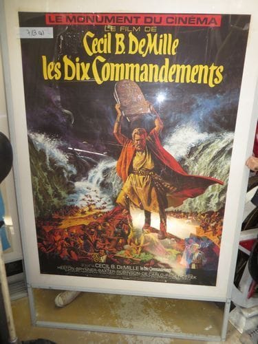 4 affiches : Autant en Emporte le Vent ; Fureur de Vivre, James Dean ; Les Dix Commandements ; Chaplin Les Temps Modernes. On joint leur présentoir en plexi. Dim à vue : 170 x 130 cm.