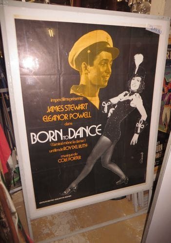 Lot de 4 affiches : Les Oiseaux, Guerre et Paix et Born to dance, Ceux de Cordura. On joint leur présentoir en plexi. Dim à vue : 170 x 130 cm. 