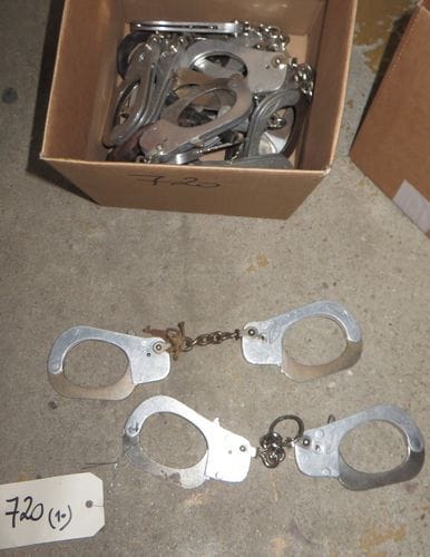 Lot de 10 paires de menottes de police LA PEGY.