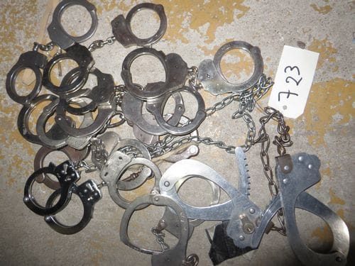 Lot de 11 paires de menottes modernes, police et divers.