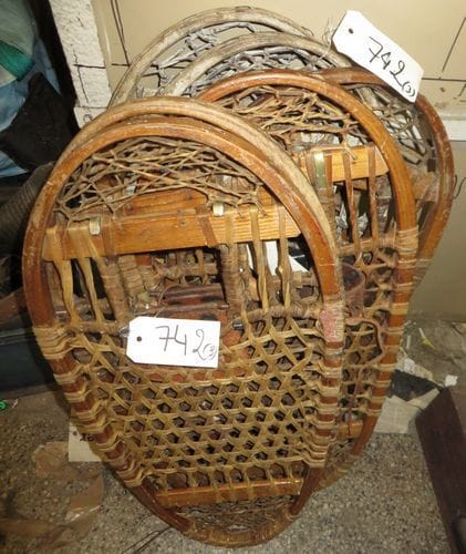 3 paires de raquettes à neige ovales, moyens modèles, en bois et boyaux.