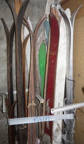 8 paires de skis anciens, spatule bois. On y joint d'autres modèles dépareillés.