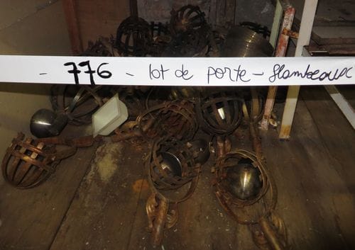Fort lot de flambeaux porte-lumières articulés en métal.