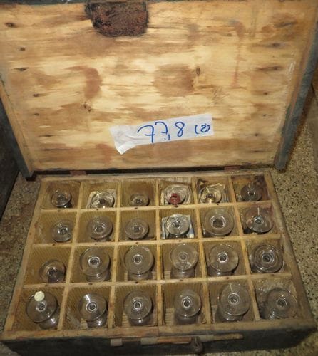 Lot de 2 cantinières en bois, verres dépareillés à l'intérieur.
