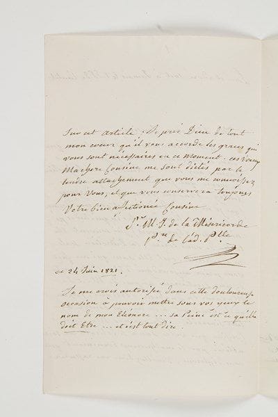 Louise-Adélaïde de BOURBON-CONDÉ (1757-1824) fille du prince de Condé, et tante du duc d'Enghien, elle devint religieuse et abbesse de Remiremont, puis émigra; à son retour, elle fonda l'ordre de l'Adoration perpétuelle dans le monastère du Temple dont elle fut la prieure.Lettre autographe signée «Sr M. J. de la Misericorde Pre de l'ad. Plle», 24 juin 1821, à sa cousine Adélaïde d'Orléans; 2 pages in-8.Rare lettre sur la mort de la duchesse douairière d'Orléans, la veille, à Ivry-sur-Seine; elle était la mère du futur Louis-Philippe et de Madame Adélaïde.«Ma bien chere Cousine, C'est l'ame navrée de douleur que dans ce moment cruel je joins mes larmes aux vôtres. Rendez-moi la justice de croire que je sens tout ce que vous sentez. Pendant votre séjour à Yvry, (que je ne cessois de desirer, et qui m'a donné de la consolation dans les inquiétudes pénibles que j'éprouvois) j'ai souvent été tentée de vous écrire, la discrétion seule m'a retenue. C'est elle aussi qui me fait vous prier aujourd'hui d'être l'interprète de mes sentimens auprès de M. et de Madame la Duchesse d'Orléans»...