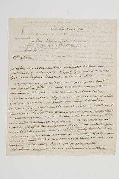 Claude-François Chauveau-Lagarde (1756-1841) avocat, défenseur de Marie-Antoinette, des Girondins, de Charlotte Corday, de Madame Élisabeth.Lettre autographe signée «Chauveau-Lagarde», Paris 3 août 1823, à Charlotte Atkyns; 3 pages in-4 à son en-tête.Très intéressante lettre, relatant longuement l'audience que lui a accordée Louis XVIII, son plaidoyer en faveur de Lady Atkyns, et l'assurance que lui a donnée le Roi que M. de Villèle terminerait cette affaire de remboursement [Charlotte Atkyns avait financé un comité royaliste pour sauver Marie-Antoinette et Louis XVII, et elle éprouvait de grandes difficultés à se faire rembourser].«Le Roy ne m'a pas dit un seul mot, et m'a forcé, par son silence, à prendre moi-même l'initiative. J'ai exposé à sa majesté l'objet de ma démarche. J'ai fait valoir l'importance de vos services; le courage que vous y aviez montré dans l'intérêt de la famille royale; le noble désintéressement qui vous avait animé; les dangers auxquels vous aviez tant de fois exposé votre vie»... Etc. Le Roi, tantôt ému, tantôt subjugué, a voulu renvoyer l'affaire à ses ministres, puis, sur l'insistance de Chauveau-Lagarde, il a donné à l'avocat l'autorisation formelle de s'entendre avec le premier ministre pour régler l'affaire. Il va donc être reçu par Villèle, a demandé une nouvelle audience à l'ambassadeur, «et je verrai ce soir Monsieur de Chateaubriand»...Ancienne collection Alain Bancel (Autour de Louis XVII, 21 mai 2003, n° 129).