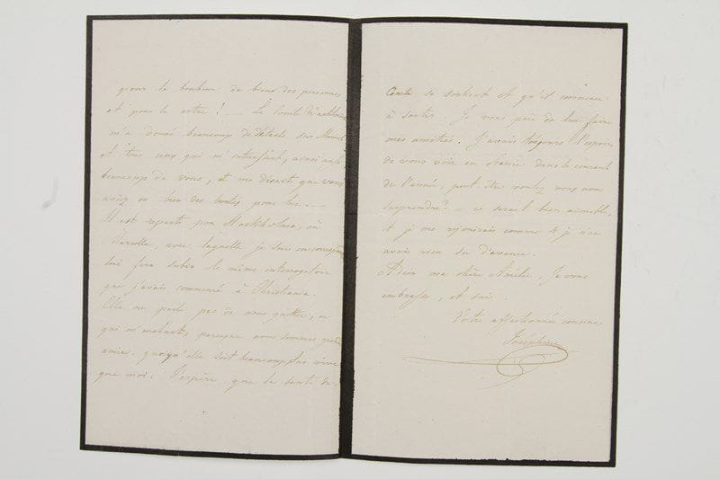 JOSÉPHINE (1807-1876) Reine de Suède; Joséphine de Beauharnais, princesse de Leuchtenberg, épouse (1823) du futur Roi Oscar Ier de Suède (1799-1859).Lettre autographe signée «Joséphine», Christiana 29 avril [1824], à sa cousine la Princesse Amélie de Leuchtenberg; 3 pages et demie in-8 (deuil).Sur la mort de son père, Eugène de Beauharnais (21 février 1824).«Vous pouvez juger de ma douleur par l'étendue de notre malheur ! Je me repète sans cesse: Il est heureux il a cessé de souffrir; mais rien, rien au monde ne pourra me consoler de cette cruelle perte»... Elle a cependant des nouvelles rassurantes de leur mère, et elle invite Amélie à venir la «surprendre»...