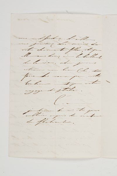 Caroline BONAPARTE (1782-1839) soeur de Napoléon, épouse (1800) de Joachim Murat, elle fut Reine de Naples.Lettre autographe signée «C.», Paris 24 juin 1838, [à Charles de Flahaut]; 2 pages in-8.Jolie lettre. [Caroline Murat quitte Paris, où elle fait son dernier séjour, un an avant sa mort.]«Tout est fini. Je parts. Je quitte la France, connaissant le dévouement de mes amis, [...] emportant un souvenir bien doux de tout ce qu'ils ont fait pour me rendre un peu de calme. [...] Je vous laisse au milieu des fêtes, distingué particulièrement de la jeune Reine, entouré de tous les plaisirs qui sont faits pour vous [...] Adieu, je vais retrouver mon beau ciel»...Librairie Les Autographes, 2001.