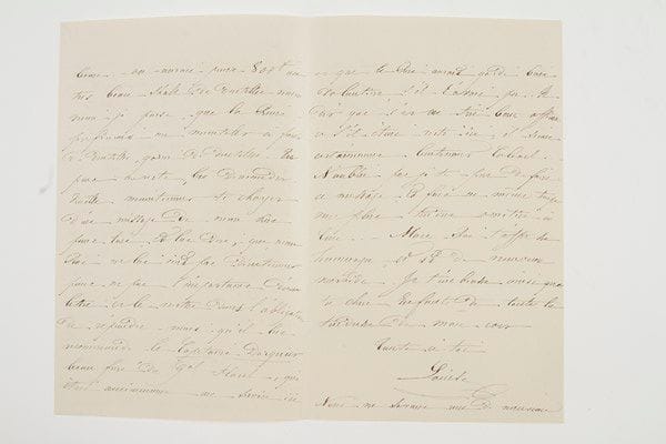 LOUISE D'ORLÉANS (1812-1850) Reine des Belges; fille de Louis-Philippe, épouse (1832) du Roi Léopold Ier de Belgique (1790-1865).2 lettres autographes signées «Louise», Laeken 1839-1849, à sa «chère Amie» (soeur ou belle-soeur); 4 pages in-8 (deuil, salissures et défauts), et 7 pages et quart in-8 à son chiffre couronné.Lettres familiales.5 août 1839. Elle a eu enfin une réponse du Prince Ferdinand, qui sera ici les premiers jours de mai avec Victoire: «Il ira avec Auguste en Angleterre, et de là en Portugal. Au mois de juin Victoire ira elle-même en Angleterre où son père la reprendra»... Excuses et remerciements à Hélène...19 avril 1849. «Mon Roi a tout à fait abandonné le projet, qu'il avait eu de venir pour le 1er mai. - Il a ici beaucoup d'affaires [...] et il croit plus sage, afin d'être vraiment utile à Londres, de ne pas y arriver, en venant récemment de Paris [...] Ceci est important pour les services, qu'il peut rendre et désire rendre au Père [Louis-Philippe]. Palmerston est un peu calmé par ce qui s'est passé dernièrement en Espagne»...