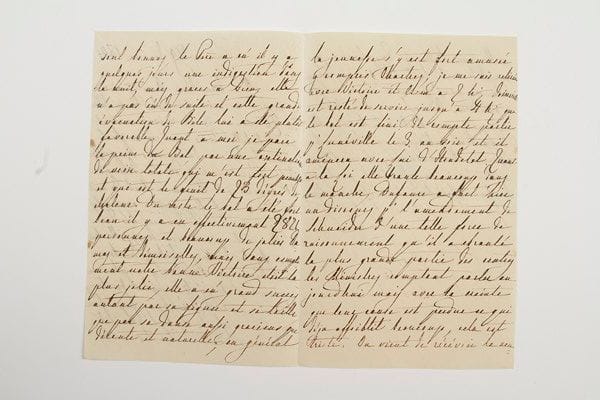 MARIE-AMÉLIE (1782-1866) Reine des Français, épouse de Louis-Philippe.3 lettres autographes signées (paraphe), Paris janvier-février 1841, à son fils Louis d'Orléans, duc de Nemours, à Lunéville; 3 pages et demie, 2 et 2 pages in-8 à son chiffre couronné.Gazette familiale et politique.29 janvier. Nouvelles familiales, dont une indigestion du Père... «Quant à moi je paie la peine» d'un grand bal de 2821 personnes dont Victoire [la duchesse de Nemours] était la plus jolie: «elle a eu grand succès autant par sa figure et sa taille que par sa danse aussi gracieuse que décente et naturelle; en général la jeunesse s'y est fort amusée y compris Chartres; je me suis retirée avec Victoire et Clém à 2 h ½ Joinville est resté de service jusqu'à 4 h ½ que le bal est fini. Il compte partir pour Lunéville le 3 au soir, et il amènera avec lui d'Houdetot. Quant à la loi [sur les fortifications de Paris] elle branle beaucoup dans le manche, Dufaure a fait hier un discours pour l'amendement de Schneider d'une telle force de raisonnement qu'il a ébranlé la plus grande partie des centres. Les Ministres comptent parler aujourd'hui mais avec la crainte que leur cause est perdue ce qui déjà affoiblit beaucoup, cela est triste. On vient de recevoir la nouvelle que l'Armée Egyptienne a complètement battu l'Armée Turque cela va nous donner encore du fil à retordre»...30 janvier. «Dans ce moment Chartres, Ministres, et tout le monde ne pense pas plus à l'Afrique que si elle n'existait pas, tellement on est absorbé par l'importante discussion des fortifications [...] Soult en est d'une humeur pestiférée [...] Ce que je puis te dire c'est que Bugeaud étoit tellement pressé qu'il n'a pas attendu le vote de la loi et est parti avant-hier, et que Négrier part les premiers jours de la semaine prochaine. Je n'ai pas entendu parler d'envoi de troupes et quant à Aumale il n'y a rien de décidé»...9 février. Joinville vient d'arriver et leur a donné des détails: «personne de nous ne peut approuver ta co