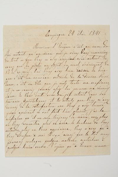 MARIE-AMÉLIE (1782-1866) Reine des Français, épouse de Louis-Philippe.Lettre autographe signée «Marie Amélie», Compiègne 24 septembre 1841, à l'évêque d'Évreux [Nicolas-Théodore Olivier]; 1 page et demie in-4 à son chiffre couronné, enveloppe à son chiffre.Après l'attentat de Quénisset contre le duc d'Aumale [13 septembre; Aumale, à la tête du régiment d'infanterie qu'il ramenait d'Afrique, et accompagné de ses frères les ducs d'Orléans et de Nemours, rentrait dans Paris par la rue du Faubourg Saint-Antoine; le coup de feu de Quénisset atteignit un cheval].«Monsieur l'Evêque c'est au nom du Roi autant qu'au mien que je viens vous remercier de tout ce que vous m'avez exprimé avec autant de coeur que de piété au sujet du cruel événement du 13 de ce mois. Oui [...] c'est un nouveau miracle de la Divine Providence, c'est en Elle que je mets toute ma confiance»... Elle le suit avec intérêt dans ses travaux apostoliques [ancien curé de Saint-Roch, Olivier fut consacré évêque au mois d'août]: «Vous n'avez qu'à vous adresser à moi lorsqu'ainsi que le Roi nous pourrons soulager quelque malheur, contribuer à quelque bonne oeuvre. J'espère qu'à Évreux comme à St Roch vous n'oublierez pas dans vos bonnes prières le Roi mes enfans et moi»...Vente 22 juin 1874 (Étienne Charavay, n° 107).