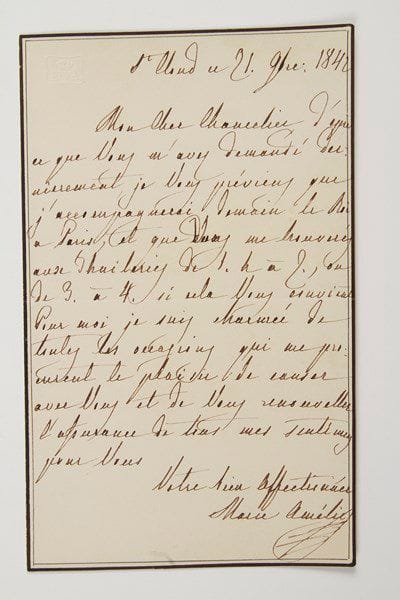 MARIE-AMÉLIE (1782-1866) Reine des Français, épouse de Louis-Philippe.Lettre autographe signée «Marie Amélie», Saint-Cloud 21 novembre 1842, au chancelier Pasquier; 1 page in-8 à son chiffre couronné (petit deuil).Suivant sa demande, «je vous préviens que j'accompagnerai demain le Roi à Paris, et que vous me trouverés aux Thuileries de 1 h à 2, ou de 3 à 4 si cela vous convient. Pour moi je suis charmée de toutes les occasions qui me procurent le plaisir de causer avec vous»...Vente 17 juin 1870 (Étienne Charavay, n° 102).