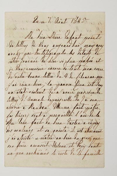 MARIE-AMÉLIE (1782-1866) Reine des Français, épouse de Louis-Philippe.Lettre autographe signée (paraphe), Eu 7 août 1845, à sa belle-fille Victoire d'Orléans, duchesse de Nemours; 2 pages in-8 à son chiffre couronné.Elle a reçu hier sa lettre du 4 de Libourne, mais Lina est dans un état violent de n'avoir pas reçu de lettres d'Aumale depuis Randan. «Les trésors vont à merveille l'air de la mer leur fait du bien. Gaston a repris des couleurs et sa gaieté il est charmant. J'ai assisté ce matin au bain du gros que son frère amusoit. Hélène et Paris sont un peu enrhumés le reste de la famille se porte bien, et Clém va encore et elle est allée aujourd'hui faire une tournée de 2 heures dans la forêt. Le temps a été moins mauvais. Martin et Montalivet nous sont arrivés à demeure, et nous avons eu à dîner la Dsse de Massa qui est à Dieppe et des députations de Dieppe et d'Abbeville. Léopold et Louise iront aussi à Gotha»...