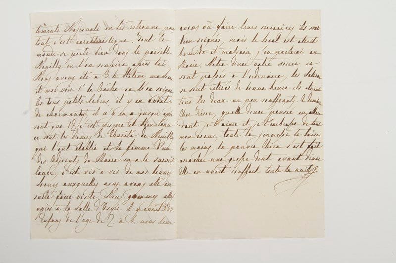 MARIE-AMÉLIE (1782-1866) Reine des Français, épouse de Louis-Philippe.3 lettres autographes signées (paraphes), Neuilly 22 mai-1er septembre 1846, à Louis-Philippe; 1 page et demie, 3 et 1 pages in-8 à son chiffre couronné.Belles et tendres lettres à son mari.22 mai 8 h du matin. Elle a reçu à son réveil la bonne lettre de Dreux de son «chérissime trésor»: «J'aurais bien voulu entendre la grande messe avec toi et prier ensemble, ces belles cérémonies de Notre Sainte Religion font tant de bien à l'âme et le lieu étoit fait pour ajouter à la pieuse impression. [...] Le temps est toujours pluvieux, cela m'afflige pour tes tournées de propriétaire. [...] Je n'ai que le temps de t'embrasser de tout mon coeur comme je t'aime». 22 mai 10 h ½ du soir. Elle est heureuse de le savoir bien rentré de sa promenade à La Ferté-Vidame, et raconte sa visite avec sa soeur [Adélaïde] et Hélène à la crèche établie par les Dames de Charité de Neuilly, où il y a de charmants «petits babies [...] la femme d'un des adjoints du Maire en a la surveillance, c'est vis-à-vis de nos bonnes soeurs auxquelles nous avons été ensuite faire visite. Nous sommes allées après à la salle d'asyle il y avait 130 enfans de l'âge de 2 à 6. Nous leur avons vu faire leurs exercicess ils sont bien soignés, mais le local est étroit humide et malsain, j'en parlerai au Maire. [...] A demain cher Trésor»... 1er septembre 3 h. Mille grâces pour les papiers: «Nemours en a fait la lecture à ma soeur [Adélaïde] et à moi, et comme tous les Ministres le savent nous avons pensé qu'il était convenable que Nemours aille le communiquer à Hélène et il part pour St Cloud. J'expédie les papiers à Montpensier, pauvre enfant il sera bien secoué. Toute à toi de coeur et d'âme mon cher Trésor»...