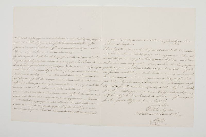 Maria II de Portugal (1819-1853) Reine de Portugal, fille aînée de Pierre IV à qui elle succéda.2 lettres autographes signées «Marie»; 3 pages in-4 et 7 pages in-8, à son chiffre couronné; en français (portrait lith. joint).À Louis-Philippe. L'ordre qu'elle a su maintenir pendant plus de deux ans a été interrompu par une révolte extraordinaire et criminelle: «Un de mes Ministres oubliant ses devoirs les plus sacrés, s'est mis à la tête d'une conspiration qui a proclamé la Charte de 26 à Oporto. Presque tous les corps de troupes cantonnés dans les trois provinces du nord et les habitants d'Oporto ont pris part à cette inconcevable tentative»... Elle expose la position délicate dans laquelle elle se trouve, entre les chartistes et les septembristes...Lisbonne 20 avril 1847, à sa chère et bonne Vicky (la duchesse de Nemours): «jamais arrive ce qui arrive nous ne ferons rien contre la dignité du throne et le repos futur du pays»... Elle dément la défaite de Saldanha, mais le voudrait «plus remuant et même un tant soit peu hardi»...On joint une pièce autographe (exercice scolaire en portugais, 2 p. in-4), et une petite l.a.s., Lisbonne 22 janvier 1836, à sa chère Clémentine (froissée).