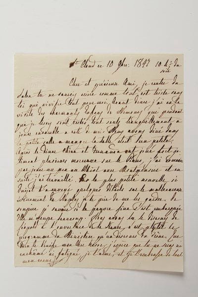 MARIE-AMÉLIE (1782-1866) Reine des Français, épouse de Louis-Philippe.2 lettres autographes signées (paraphes), Saint-Cloud 10 novembre 1847, [à son mari Louis-Philippe]; 1 page in-4 chaque.Tendres lettres à son mari.4 h après midi. «Mon bien aimé chéri, avant d'aller à la chapelle remettre mon âme en bon état [...] je viens te dire ce que tu sais bien c'est que je ne fais que penser à toi, et je voudrois déjà être plus vieille de 24 h pour te revoir»... Depuis son départ elle a été à la messe, s'est promenée avec leur bonne Chéra, a correspondu avec leurs chers enfants... «J'ai reçu les deux télégraphies d'Espagne, les nominations sont bonnes. J'espère que tu ne te coucheras pas trop tard, combine je regrette de n'être pas auprès de toi, [...] je t'embrasse aussi tendrement que je t'aime»...10 h ½ du soir. «Cher et précieux ami, je rentre du Salon [...] comme tout est triste sans toi qui vivifie tout pour moi. Avant dîner j'ai eu la visite des charmants enfans de Nemours». Elle a fait un whist avec Montpensier pendant qu'ils jouaient. «Pas la plus petite nouvelle, si Guizot t'a envoyé quelques détails sur le malheureux événement de Naples je te prie de me les garder. Je soupire pour savoir si la pauvre Lina s'est embarquée. Elle m'occupe beaucoup. Nous avons lu le discours de Léopold à l'ouverture de la séance, c'est plutôt le programme du Ministère qu'un discours du Trône. Que Dieu te bénisse mon cher trésor»...