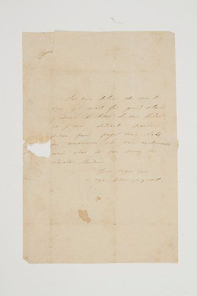 Delphine Gay, Madame de Girardin (1804-1855) femme de lettres, poétesse et journaliste; elle épousa (1831) Émile de Girardin (1802-1881).Lettre autographe, [Paris 4 janvier 1835], à Alfred de Musset; sur 1 page in-8, adresse (petite déchirure par bris du cachet, sans manque).Amusante lettre à Musset après la publication de son poème Une bonne fortune dans la Revue des deux mondes (1er janvier 1835): «Je viens de lire des vers de vous qui m'ont fait grand plaisir. J'éprouve le besoin de vous le dire, et je vous demande pardon de vous faire payer trois sols ces remerciemens. Ils vous coûteraient moins cher si vous veniez les chercher»... Elle termine: «Je ne signe pas c'est plus piquant». [Musset sut percer l'anonymat et répondit le 6 janvier.]Librairie de l'Abbaye.