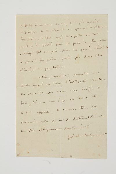Juliette RÉCAMIER (1777-1849) femme de lettres, célèbre pour son salon de l'Abbaye-aux-Bois, et amie de Chateaubriand.Lettre autographe signée «Juliette Recamier», Paris 23 janvier [1837]; 4 pages in-8 (portrait gravé joint).Très belle lettre sur la philosophie de Ballanche et sur la Restauration.Elle se réjouit d'avoir prévu que les ouvrages de Ballanche seraient appréciés par son correspondant, et pourraient «conquérir un suffrage tel que le vôtre. J'espère, Monsieur, que, par vous, cette philosophie religieuse pourra se répandre en Allemagne», notamment grâce à l'exposition qu'il doit faire de la Palingénésie sociale... Elle regrette de ne pas lire l'allemand, mais se fera traduire l'étude par des amis; elle exprime la reconnaissance de Ballanche: «c'est l'horizon de l'Allemagne qu'il a toujours désiré voir s'ouvrir devant lui, et il sait bien que nul ne peut aussi bien que vous lui rendre cet éminent service. [...] le dissentiment que vous croyez exister entre vous et lui n'existe réellement pas. La manière dont il conçoit le dogme de la déchéance et de la réhabilitation me paraît d'accord avec vos propres idées, j'espère que vous pourrez bientôt vous en convaincre par les deux volumes qui sont en ce moment sous presse et que j'aurai l'honneur de vous envoyer. Mr Ballanche regarde, ainsi que vous, l'époque de la restauration comme une époque transitoire, mais dans tous les cas d'une très grande importance historique, il ne faut pas oublier que les Institutions sociales ont été publiées en 1818, d'ailleurs cette époque transitoire a été fort abrégée par les fautes immenses de ceux sur qui reposait le principe de la restauration. Quant à L'Homme sans nom, il faut aussi se reporter au tems où il a été publié pour la première fois, cet ouvrage fut composé dans la pensée d'initier le pouvoir lui-même, plutôt que dans celle d'initier les populations».Elle termine en se faisant «l'interprète de tous les souvenirs que vous avez laissés à Paris. Aimez un pays où vous ête