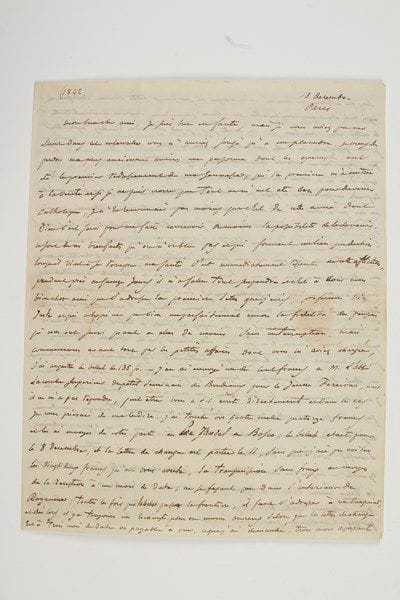 Anne-Sophie Soymonof, Madame SWETCHINE (1787-1857) écrivain mystique d'origine russe, convertie au catholicisme.Lettre autographe, Paris 13 décembre [1842], au Révérend Père Lacordaire à Nancy; 5 pages in-4, adresse avec cachet de cire rouge brisé (petites fentes par bris de cachet réparées).Longue et belle lettre de conseils et d'admiration à Lacordaire.Elle aurait aimé lui répondre plus tôt mais, ayant perdu sa plus ancienne amie, qui a tant compté pour sa formation spirituelle, «ma santé s'est immédiatement ressentie de cette affliction»... Elle expose les affaires dont il l'avait chargée... «Le couvent et la chaire, ces deux lieux où l'oeil de vos amis et de vos ennemis doit vous trouver, sont pour vous une forteresse inexpugnable où rien d'hostile ne peut vous atteindre [...] Je ne vois rien qui vous aille mieux que ces longues stations qui vous donnent le tems de dévelloper lentement, régulièrement, complètement ces idées dont la fécondité a besoin de se faire place. [...] vous grandissez à mesure que vous montez et dans la puissance de votre génie est contenue la durée même dont il a besoin pour se mouvoir et paraître à l'aise. Je n'ai donc nullement regretté votre refus des premières propositions qui vous ont été faites par Mgr l'Archevêque pour venir prêcher l'Avent à N.D.»... Elle approuve cette sage prudence: «C'est vous placer en regard des autres comme vous devez l'être, infiniment au-dessus de ce qu'ils poursuivent et même de ce qu'ils apperçoivent. [...] Cette manière de circonvenir la Capitale par les immenses succès de la province me paraît admirable, encore un an ou deux et elle sera régulièrement investie, toute opposition cessante. Dès à présent cela aurait été si l'équité naturelle de M. l'Arch., la droiture et la sincérité de ses intentions, étaient appuyées par plus de résolution dans son caractère [...] le tems est tout à fait pour vous, vos adversaires diminuent notablement et vos amis se multiplient [...] L'autre jour j'ai vu M. de Chateaub