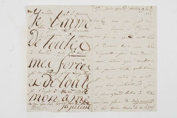 Juliette DROUET (1806-1883)
.Lettre autographe signée «Jujulina», 27 juin [1837] mardi matin 9 h. 3/4, à Victor Hugo; 4 pages in-8.Belle lettre au graphisme spectaculaire.«Bonjour mon cher petit bien aimé bonjour je t'aime. Une fois ce grand mot lâché je devrais bien me taire n'ayant plus rien dans mon bissac qui vaille la peine d'être exhibé. Je suis triste, ce n'est pas bien intéressant. J'ai le plus grand besoin de te voir un peu plus de cinq minutes à la fois mais tu ne le peux pas et puis tout cela est contenu dans: je t'aime. Ainsi tout ce que je dis en plus n'est que du rabâchage bête. Tu devrais donc bien permettre que j'écrive ce seul mot je t'aime dans toute l'étendue de mon papier. Ça te fatiguerait moins les yeux et tu en saurais tout autant de mon pauvre coeur.[Les 2 pages suivantes sont écrites en très gros caractères:]Mon Toto bien aimé Je t'aime de toutes mes forces et de toute mon âme Jujulina.[Dans les interlignes elle ajoute:] Au moment de mettre ma lettre en son lieu d'attente je m'apperçois que les autres ont été oubliées dédaigneusement. Pauvres lettres elles ont le même sort que leur auteur c'est quand on n'a rien de mieux à faire qu'on y pense, ce qui n'arrive pas souvent. Voilà un petit incident qui ne me rendra pas le coeur plus gaie tout le reste de la journée. Je commence à sentir que je bois. Je ne tarderai plus long-temps je l'espère à me noier ce qui sera bien heureux pour tous les deux. Amen.»