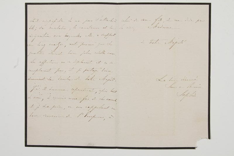 Sophie de wurtemberg (1818-1877) Reine des Pays-Bas; fille de Guillaume Ier de Wurtemberg, première femme (1839) de son cousin le Prince d'Orange, futur Guillaume III des Pays-Bas (1817-1890).Lettre autographe signée «Sophie», Maison des Bois 18 juin 1870, à l'Impératrice Eugénie; 2 pages et demie in-8, enveloppe avec son contreseing ms et cachet de cire noire aux armes (deuil); en français.Lettre de condoléances sur la mort de Mme de Montebello (Adrienne de Villeneuve-Bargemont, comtesse de Montebello, 1826-1870, dame du palais de l'Impératrice, décédée le 8 juin): «Son commerce était si agréable qu'il était impossible de ne pas s'attacher à elle; sa maladie, la constance et la résignation avec lesquelles elle a supporté son long martyre, ont prouvé que ses qualités étaient bien plus réelles encore. Les affections ne se déplacent et ne se remplacent pas, et je partage bien vivement la douleur de Votre Majesté»...Vente 13 juillet 1878 (Étienne Charavay, n° 175).