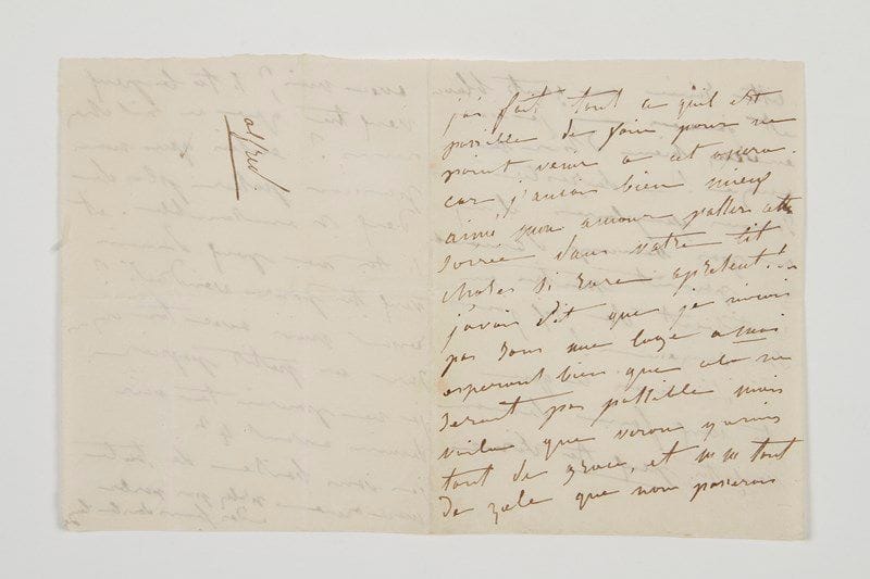 Marie Delaunay, Mme Allan-Dorval, puis Mme Merle, dite Marie DORVAL (1798-1849) la grande actrice romantique, elle fut la maîtresse et l'inoubliable interprète d'Alfred de Vigny.Lettre autographe, [24 octobre 1832], à Alfred de Vigny; 3 pages in-12, adresse: «Alfred». Belle lettre à Alfred de Vigny, où l'amante se plaint d'être délaissée, et est invitée à l'Opéra pour voir le Moïse de Rossini.«J'ai fait tout ce qu'il est possible de faire pour ne point venir à cet opéra, car j'aurais bien mieux aimé mon amour passer cette soirée dans votre lit, chose si rare à présent !... J'avais dit que je n'irais pas dans ma loge à moi espérant bien que cela ne serait pas possible mais voila que Véron y a mis tant de grace, et même tant de zèle que nous passerons cette soirée en gants blancs et jaunes. - Je vous en veux bien d'hier mon ange ! - Du reste nous sommes exemplaires il n'y a pas beaucoup d'amants qui pourraient montrer un certificat de six jours de sagesse ! Dis moi ce que tu veux faire demain. Veux tu, peux tu dîner avec moi ? Si tu le peux veux tu que ce soit chez nous ? Enfin que nous puissions passer plus de deux h. ensemble. Et si tu ne peux demain veux tu pour vendredi ? Réponds moi avec ton crayon sur un petit papier. Je ne pourrai te voir demain avant 4 h. Je vous baise de toute mon âme. N'allez pas parler à des femmes dans leur loge»...Correspondance d'Alfred de Vigny, t. 2, n° 32-58 (p. 184).Librairie Les Autographes, 2002.
